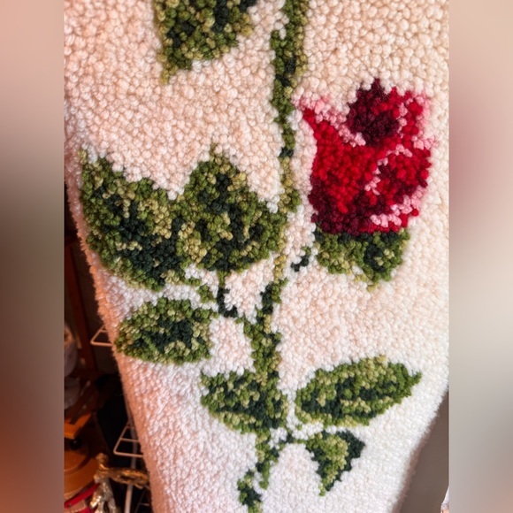 Vintage large hanging rug latch hook with roses - Picture 4 of 4